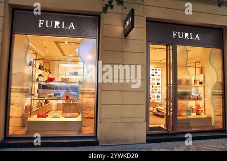 PRAGUE, RÉPUBLIQUE TCHÈQUE - 2 MAI 2024 : magasin de marque de sacs à main de luxe Furla dans la rue Parizska connue pour ses boutiques de mode haut de gamme à Prague, République tchèque Banque D'Images