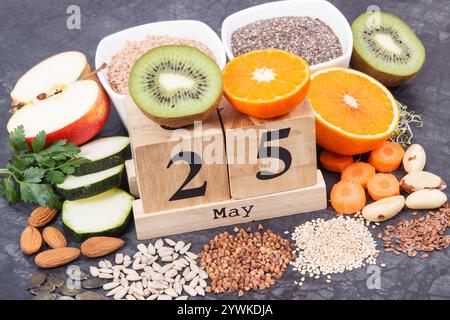 Calendrier cubique avec date de la Journée mondiale de la thyroïde et meilleure nourriture contenant des minéraux naturels et des vitamines pour une thyroïde saine Banque D'Images