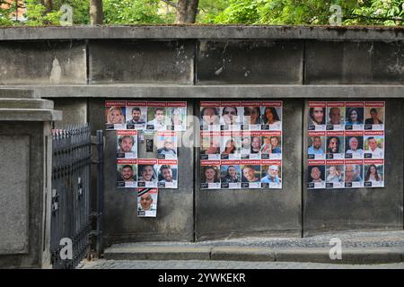 PRAGUE, RÉPUBLIQUE TCHÈQUE - 1er MAI 2024 : affiches d'otages israéliens enlevés dans le quartier Josefov de Prague. Les conséquences de l'attaque du Hamas contre I en octobre 2023 Banque D'Images