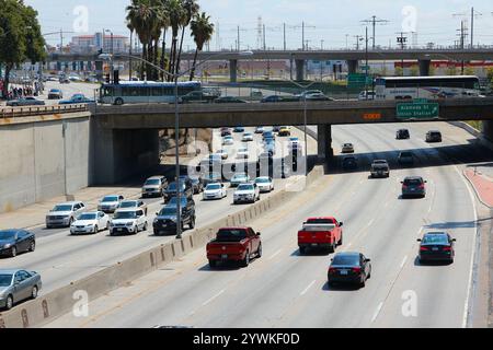 LOS ANGELES, États-Unis - 5 AVRIL 2014 : les voitures circulent sur la Santa Ana Freeway à Los Angeles (US route 101). Banque D'Images