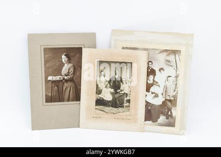 3 vieux vintage édouardien noir et blanc sépia posé des photographies de famille avec des supports de cartes Banque D'Images