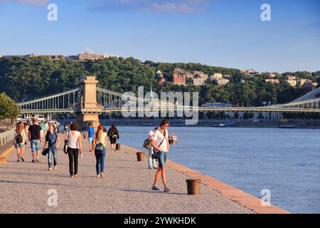 BUDAPEST, HONGRIE - 22 JUIN 2014 : les gens visitent le quai du Danube en fin d'après-midi à Budapest. Banque D'Images