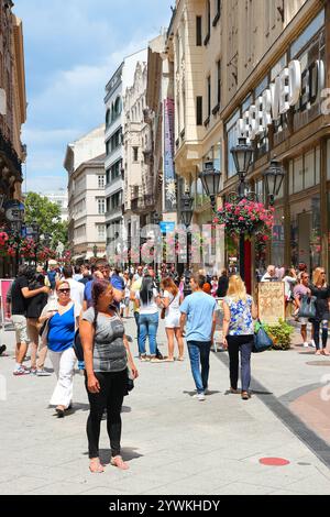 BUDAPEST, HONGRIE - 22 JUIN 2014 : les gens visitent la rue Vaci (Vaci Utca) à Budapest, capitale de la Hongrie. Banque D'Images