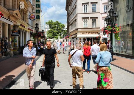 BUDAPEST, HONGRIE - 22 JUIN 2014 : les gens visitent la rue Vaci (Vaci Utca) à Budapest, capitale de la Hongrie. Banque D'Images