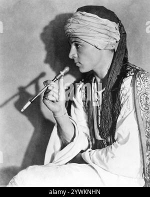 Légendaire star du film silencieux RUDOLPH VALENTINO dans le rôle d'Ahmed Ben Hassan dans LE SHEIK 1921 réalisateur GEORGE MELFORD roman EDITH MAUDE HULL Paramount Pictures Banque D'Images