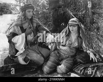 Légendaire star du film silencieux RUDOLPH VALENTINO et AGNES AYRES dans une scène du réalisateur SHEIK 1921 GEORGE MELFORD roman EDITH MAUDE HULL Paramount Pictures Banque D'Images