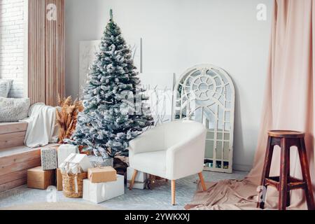 Salon studio photo de Noël décoré avec des boîtes cadeaux arbre de Noël. Design intérieur du nouvel an Banque D'Images