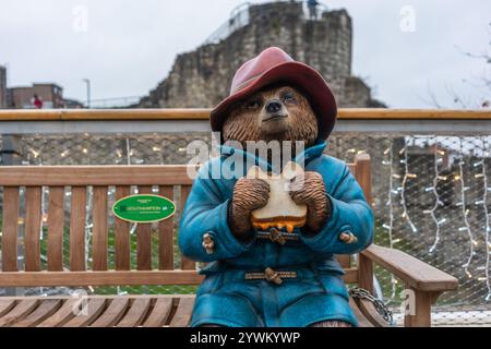 Emblématique ours de Paddington reposant sur un haricot - nouvelle statue pour célébrer le film de 2024 'Paddington in Peru' situé à l'extérieur de l'entrée de WestQuay dans le centre-ville de Southampton, Hampshire, Angleterre, Royaume-Uni Banque D'Images