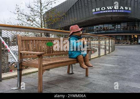 Emblématique ours de Paddington reposant sur un haricot - nouvelle statue pour célébrer le film de 2024 'Paddington in Peru' situé à l'extérieur de l'entrée de WestQuay dans le centre-ville de Southampton, Hampshire, Angleterre, Royaume-Uni Banque D'Images