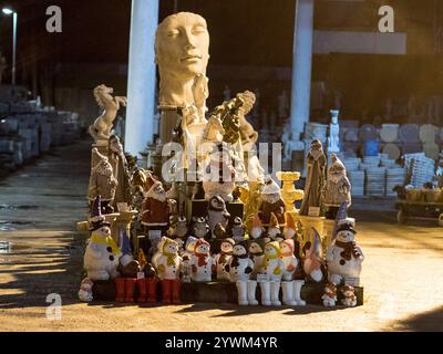 Sheerness, Kent, Royaume-Uni. 11 décembre 2024. Bonhommes de neige de Noël exposés à Whelans à Blue Town, Sheerness, Kent. Crédit : James Bell/Alamy Live News Banque D'Images