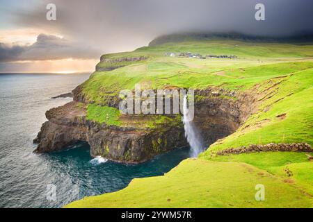Cascade de Múlafossur et village de Gásadalur sur l'île de Vágar dans les îles Féroé sauvages Banque D'Images