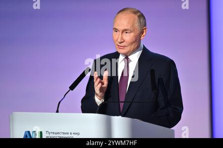 Moscou, Russie. 11 décembre 2024. Le président russe Vladimir Poutine prononce un discours lors d’une session plénière de ai Journey 2024, une conférence internationale sur l’intelligence artificielle et l’apprentissage automatique, au complexe d’affaires de Sberbank City, le 11 décembre 2024 à Moscou, en Russie. Crédit : Kristina Kormilitsyna/Kremlin Pool/Alamy Live News Banque D'Images