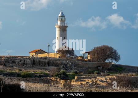 Phare de Paphos situé dans le parc archéologique de Paphos, Paphos République de Chypre. Banque D'Images