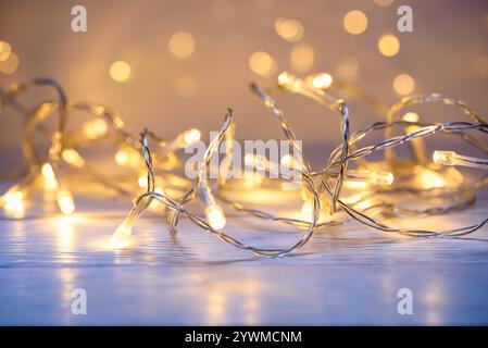 Gros plan sur les guirlandes lumineuses de Noël sur une table en bois Banque D'Images