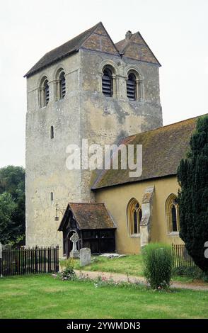 Église Saint-Barthélemy avec rare tour de selle avec double toit voûté, Fingest, Buckinghamshire, Angleterre Banque D'Images