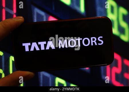 Pologne. 11 décembre 2024. Dans cette illustration photo, le logo de la société Tata Motors est affiché sur l'écran d'un smartphone. Crédit : SOPA images Limited/Alamy Live News Banque D'Images