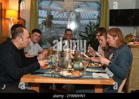 Dîner de Noël en famille à la maison Royaume-Uni Banque D'Images