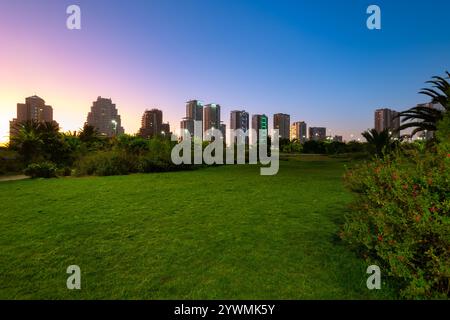 Vue d'ensemble des bâtiments de la ville côtière de Reñaca depuis le parc de la Foresta de Reñaca, région de Valparaiso, Chili Banque D'Images