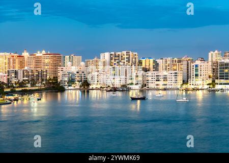 Sarasota skyline la nuit, Floride, États-Unis Banque D'Images