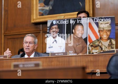 Washington, États-Unis. 11 décembre 2024. Le représentant Joe Wilson (R-SC) est vu avec des photos des troupes américaines tuées par des drones iraniens, lors d'une audition de la Commission des affaires étrangères de la Chambre sur le retrait américain d'Afghanistan, dans le bâtiment des bureaux de Rayburn House à Washington, DC, mercredi 11 décembre 2024. (Photo de Aaron Schwartz/Sipa USA) crédit : Sipa USA/Alamy Live News Banque D'Images