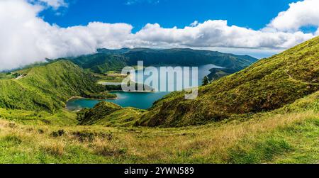 Une vue panoramique sur le lac de feu sur l'île de San Miguel aux Açores en été Banque D'Images