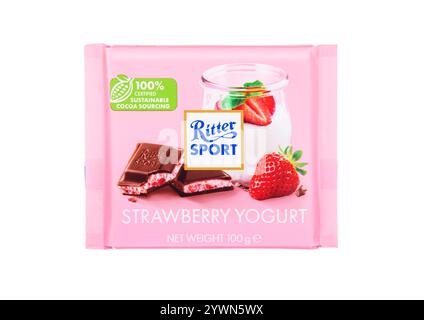 LONDRES, Royaume-Uni - 21 NOVEMBRE 2024 : barre de chocolat Ritter Sport avec saveur de yaourt à la fraise sur fond blanc. Banque D'Images