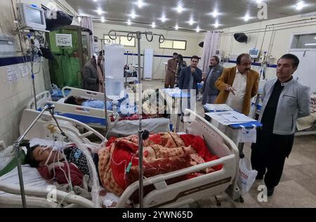 Le secrétaire spécial du Baloutchistan à la santé, Mujib-ur-Rehman Qambrani inspectant différents départements lors de sa visite à l'hôpital civil de Quetta le mercredi 11 décembre 2024. Banque D'Images