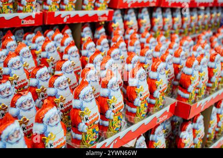 Moscou, Russie, novembre 2020: Beaucoup de chocolats Santa clauses de Kinder dans une tenue orange et rouge vif avec un logo. Banque D'Images