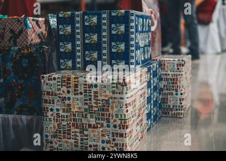 Plusieurs boîtes cadeaux de Noël de différentes tailles, couleurs et designs. Mise au point sélective. Copier l'espace. Banque D'Images