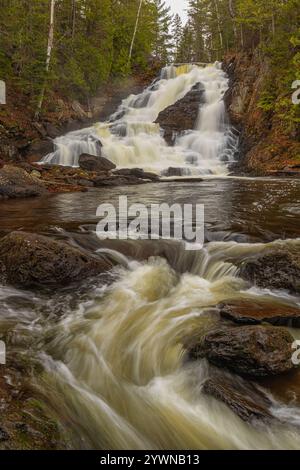 Shin Brook Falls au début du printemps. Banque D'Images