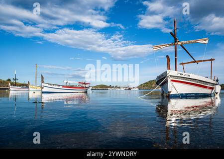 Bateaux à voile traditionnels en bois amarrés dans la baie de Portlligat sous le soleil du matin, Cadaqués, Catalogne, Espagne Banque D'Images