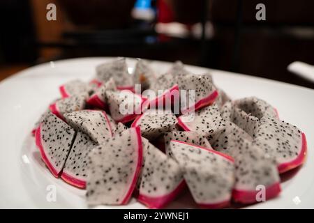 CHIANG mai, THAÏLANDE - 19 OCTOBRE 2023 : tranches de fruits pitaya servies dans une assiette pendant le petit déjeuner à l'ibis Chiang mai Nimman Journeyhub. Banque D'Images