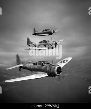 Une formation de Douglas SBD Dauntlesses. De 1940 à 1944, l'avion était le principal bombardier de plongée/éclaireur de l'United States Navy et piloté par le corps des Marines des États-Unis, à la fois depuis des bases aériennes terrestres et des porte-avions. Avion de reconnaissance naval efficace et bombardier en plongée avec une longue portée, de bonnes caractéristiques de maniabilité, de maniabilité, une charge de bombe puissante et de grandes caractéristiques de plongée, il est surtout connu comme le bombardier qui a donné les coups mortels aux porte-avions japonais lors de la bataille de Midway en juin 1942. Banque D'Images