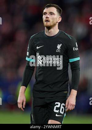 Andrew Robertson, du Liverpool FC, regarde le match de l'UEFA Champions League 2024/25 phase MD6 entre Girona FC et Liverpool FC au stade Montilivi le 10 décembre 2024 à Gérone, en Espagne. Banque D'Images