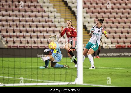 Leigh, Royaume-Uni. 11 décembre 2024. Emma Watson de Manchester United marque pour faire 2-1 lors de la Women's League Cup - phase de groupes - Groupe A Manchester United Women v Newcastle United Women au Leigh Sports Village, Leigh, Royaume-Uni, 11 décembre 2024 (photo par Alfie Cosgrove/News images) à Leigh, Royaume-Uni le 12/11/2024. (Photo par Alfie Cosgrove/News images/SIPA USA) crédit : SIPA USA/Alamy Live News Banque D'Images