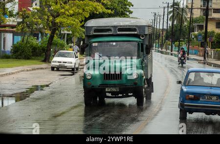 MATANZAS, CUBA - 29 AOÛT 2023 : drôle de camion conventionnel vert à bonnets basé sur la cabine française Saviem à Cuba Banque D'Images