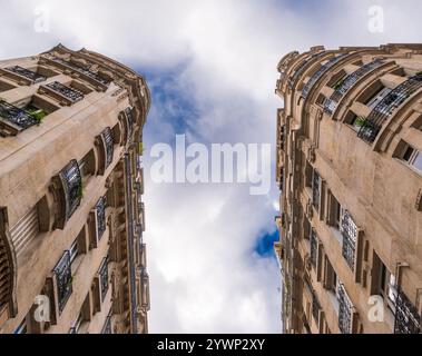 Bâtiments haussmanniens vus d'un angle bas, Paris, France Banque D'Images
