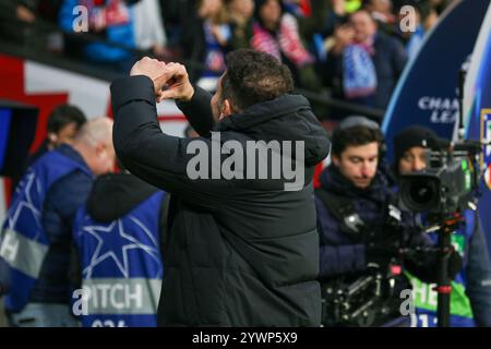 Madrid, Espagne, 11 décembre 2024 : Diego Pablo Simeone, entraîneur-chef de l'Atletico Madrid, lors du match de la 6e ronde de l'UEFA Champions League 2024-25 entre l'Atletico Madrid et Slovan Bratislava le 11 décembre 2024 au Riyadh Air Metropolitano Stadium de Madrid, Espagne. Crédit : Alberto Brevers / Alamy Live News. Banque D'Images