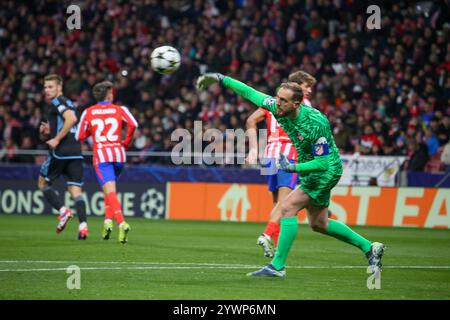 Madrid, Espagne, 11 décembre 2024 : le gardien de but de l'Atletico Madrid Jan Oblak (13 ans) prend un coup de pied lors du match de la sixième ronde de l'UEFA Champions League 2024-25 entre l'Atletico Madrid et Slovan Bratislava le 11 décembre 2024 au Riyad Air Metropolitano Stadium de Madrid, Espagne. Crédit : Alberto Brevers / Alamy Live News. Banque D'Images