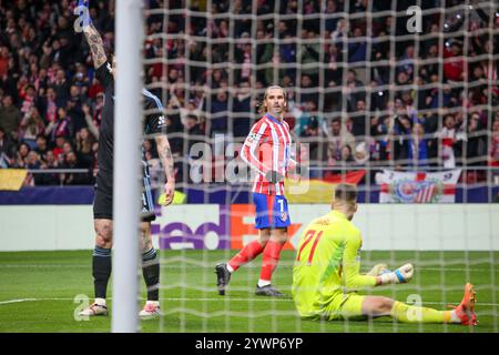 Madrid, Espagne, 11 décembre 2024 : Antoine Griezmann (7) de l'Atletico Madrid regarde le linesman lors du match de la sixième ronde de l'UEFA Champions League 2024-25 entre l'Atletico Madrid et Slovan Bratislava le 11 décembre 2024 au Riyad Air Metropolitano Stadium de Madrid, Espagne. Crédit : Alberto Brevers / Alamy Live News. Banque D'Images