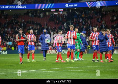 Madrid, Espagne, 11 décembre 2024 : les joueurs de l'Atletico Madrid célèbrent leur victoire lors du match de la sixième ronde de l'UEFA Champions League 2024-25 entre l'Atletico Madrid et Slovan Bratislava le 11 décembre 2024 au Riyadh Air Metropolitano Stadium de Madrid, Espagne. Crédit : Alberto Brevers / Alamy Live News. Banque D'Images