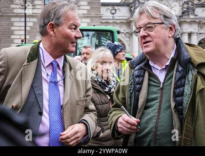 Londres, Royaume-Uni. 11 décembre 2024. Rupert Lowe, député, député du Parti réformiste et ancien président du Southampton FC., et un collègue y assistent. Une protestation à grande échelle des agriculteurs britanniques, en réponse aux modifications apportées par le gouvernement à l'impôt sur les successions agricoles, a lieu aujourd'hui à Whitehall et Parliament Square. On estime que 20 000 agriculteurs ont apporté leur soutien et leur participation, tandis que plusieurs centaines d'agriculteurs ont apporté leurs tracteurs à un « Tractor-cade » de Whitehall et des environs de Westminster. Crédit : Imageplotter/Alamy Live News Banque D'Images
