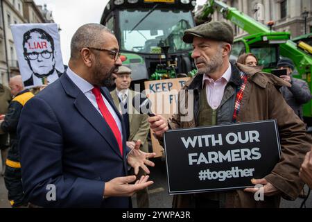 Député, James donne habilement une interview télévisée pendant la manifestation. Les agriculteurs et leurs partisans ont organisé une deuxième manifestation dans le centre de Londres contre les récents changements apportés par le gouvernement britannique aux lois fiscales. Plus de 100 tracteurs bloquent les routes autour de Westminster, provoquant des retards et des embouteillages. Lors du premier budget des Labours en 14 ans, la chancelière Rachel Reeves a annoncé que les agriculteurs perdraient les exemptions lorsqu’ils paieraient des droits de succession. Les agriculteurs croient que le changement à venir signifie que les propriétaires de petites et moyennes exploitations agricoles devront payer des impôts plus élevés à l'avenir. (Photo de James Willoughby / Banque D'Images