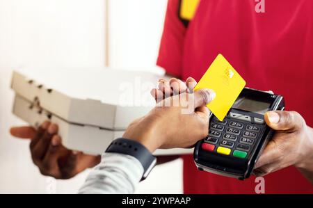 Client méconnaissable payant un courrier mettant une carte de crédit à l'intérieur du terminal Banque D'Images