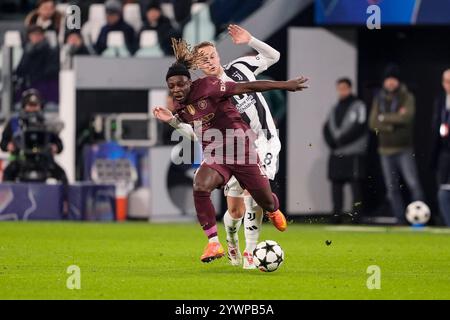 Torino, Italie. 11 décembre 2024. Jérémy Doku de Manchester City se bat pour le ballon avec Teun Koopmeiners de la Juventus lors du match de football de l'UEFA Champions League entre la Juventus FC et Manchester City au stade de la Juventus à Turin, dans le nord-ouest de l'Italie, le 11 décembre 2024. Sport - Soccer . (Photo de Fabio Ferrari/LaPresse) crédit : LaPresse/Alamy Live News Banque D'Images