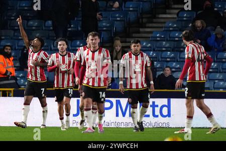 Rhian Brewster de Sheffield United (à droite) célèbre avoir marqué le premier but de son équipe lors du Sky Bet Championship match au Den, Londres. Date de la photo : mercredi 11 décembre 2024. Banque D'Images