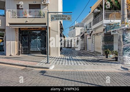 Un panneau pour la vieille ville de Kos, Grèce qui est largement désertée en décembre. Banque D'Images