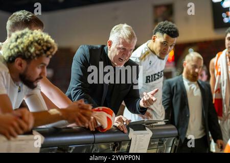 John Patrick (MHP Riesen Ludwigsburg, entraîneur-chef), GER, MHP Riesen Ludwigsburg v. Fribourg basket Olympique, basket-ball, FIBA, Coupe d'Europe, meilleur des 16, Spieltag, Spielzeit 2024/2025, 11.12.2024, Foto : Eibner-Pressefoto/Sascha Walther Banque D'Images