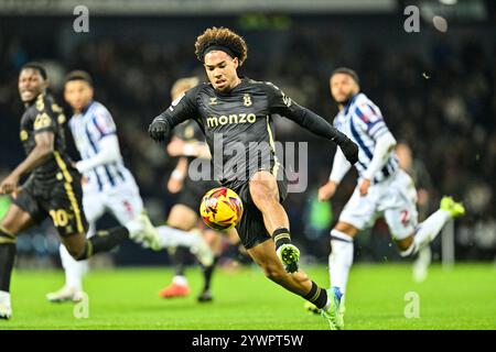 11 décembre 2024 : les Hawthorns, West Bromwich, West Midlands, Angleterre ; EFL Championship Football, West Bromwich Albion contre Coventry City ; Milan van Ewijk de Coventry court avec le ballon Banque D'Images