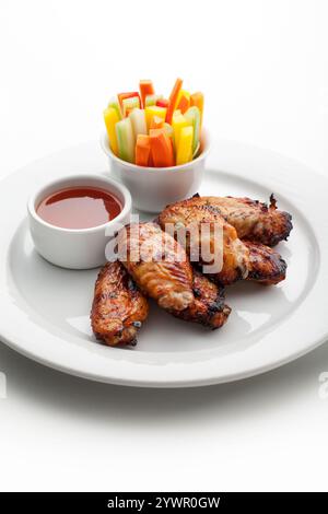 ailes de poulet grillées avec sauce et légumes Banque D'Images